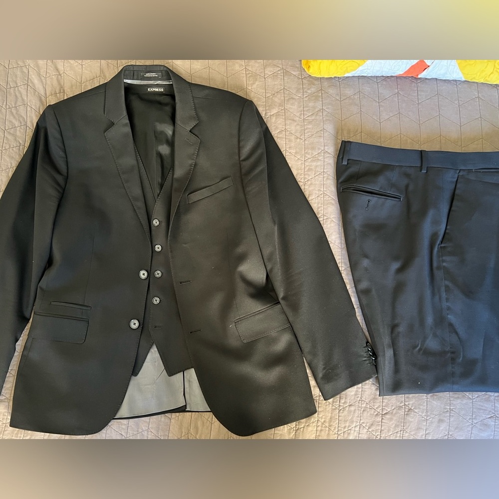 Express Men’s Three Piece Black Suit 40r